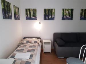 Postel nebo postele na pokoji v ubytování Fertődi Kúria Vendégház