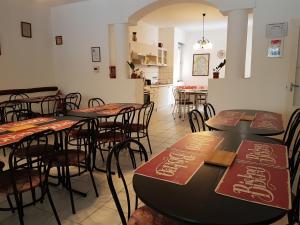 Reštaurácia alebo iné gastronomické zariadenie v ubytovaní Fertődi Kúria Vendégház