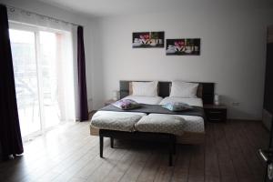 Un pat sau paturi într-o cameră la Bruno Apartment