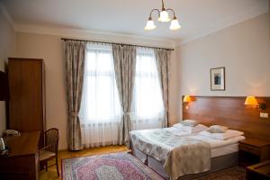 een hotelkamer met een bed en een raam bij Aparthotel Basztowa in Krakau