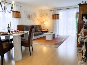 ein Wohnzimmer mit Tisch und Couch in der Unterkunft Strandwohnungen Sellin in Ostseebad Sellin