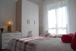 twee bedden met knuffels in een slaapkamer bij Bnbook-Costantino in Rho