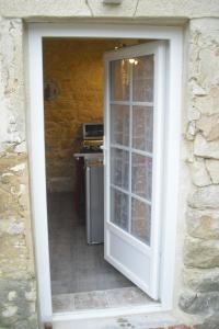 una puerta que conduce a una cocina con encimera en La melonnière en Gordes