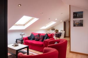 A seating area at Apartamentos O Almacen