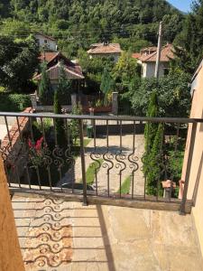 escalera con puerta de hierro en un patio en Ambrozia Spa and Relax family house en Bachkovo