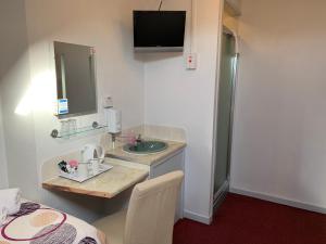 Televisyen dan/atau pusat hiburan di Austins Guest House