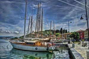 un barco está atracado en un muelle en el agua en Casa Lella, en Portovenere