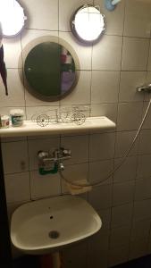 W łazience znajduje się umywalka i lustro. w obiekcie GreenPointMountainHouse for 6 persons w mieście Kopaonik