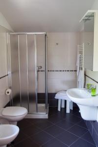 a bathroom with a shower and a toilet and a sink at B&B La Tamerice in Valeggio sul Mincio