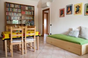 a living room with a table and a dining room at B&B La Tamerice in Valeggio sul Mincio