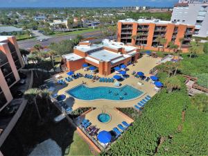 einen Luftblick auf ein Resort mit einem Pool in der Unterkunft Oceanique Resort by Capital Vacations in Indian Harbour Beach