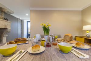 Frokost for gjester på Chambre d'hôtes La Longère