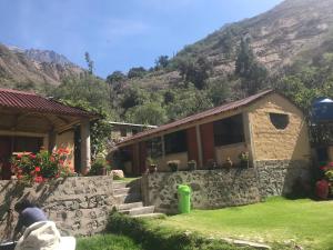 a house with a mountain in the background at Posada Gloria in Tapay