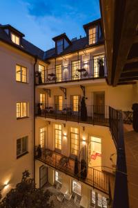 - un bâtiment éclairé avec des balcons et des lumières dans l'établissement Old Royal Post Hotel by TKC, à Prague