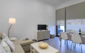 Televízia a/alebo spoločenská miestnosť v ubytovaní Apartamentos Lanceata