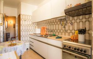 A kitchen or kitchenette at B32 - Porfilhao Coentral