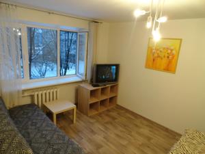 En tv och/eller ett underhållningssystem på Apartment Arena Riga quiet center FREE PARKING