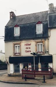un edificio con un signo de que el readsitech die es cuidado en Hôtel de la Gare, en Morlaix