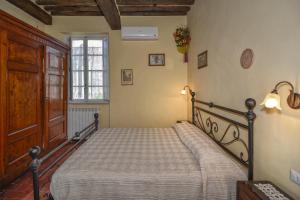 sypialnia z łóżkiem i oknem w obiekcie Bed & Breakfast Lucca Fora w mieście Capannori