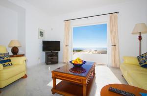 ein Wohnzimmer mit einem Sofa und einem Tisch in der Unterkunft Casa McElroy in Tías