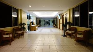 Χώρος καθιστικού στο 1BR with Balcony Overlooking Pool Chateau Elysee Near NAIA +25 φωτογραφίες