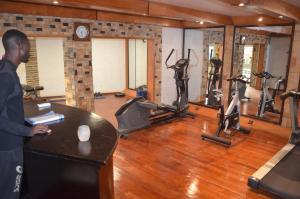 Fitness centrum a/nebo fitness zařízení v ubytování Hotel Résidence La Falaise
