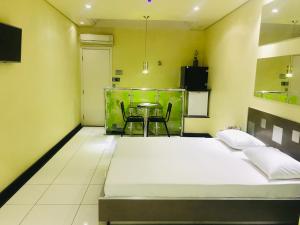 a bedroom with a large bed and a table at Euro Motel (Only Adults) in Viracopos