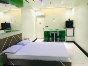 a small room with a bed and a table at Euro Motel (Only Adults) in Viracopos