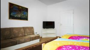 un soggiorno con un divano e una televisione di Beograd Admiral Apartments a Belgrado