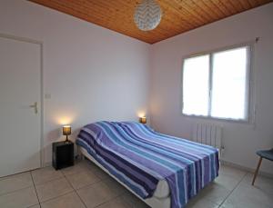 En eller flere senge i et værelse på Agréable maison avec piscine 6 couchages au calme