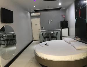 a bedroom with a bed and a table with chairs at Euro Motel (Only Adults) in Viracopos
