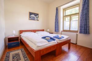 Schlafzimmer mit einem Bett und einem Fenster in der Unterkunft Penzión Príjemný Oddych in Banská Štiavnica
