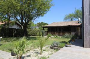 Gallery image of Chalet 4 personnes avec piscine privative in Andernos-les-Bains