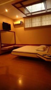 a bedroom with a bed and a window in a room at Pousada e Motel Blue Inn in Cascavel