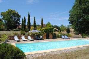 
The swimming pool at or close to Domaine de la Charmeraie
