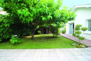 Ein Garten an der Unterkunft Agréable villa 3 chambres proche de la plage