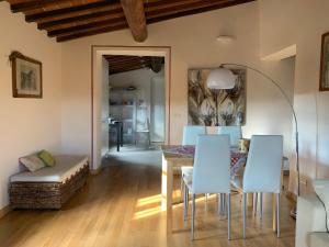 ein Esszimmer mit einem Tisch und Stühlen in der Unterkunft Casa Cinzia in Castellina in Chianti