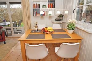 einen Tisch mit einer Schale Obst in der Küche in der Unterkunft Blockhaus - ideal bis 4 Personen in Damp