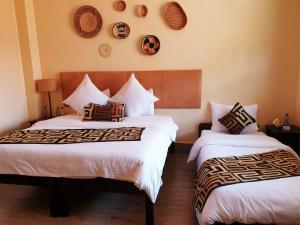 Acacia Tree Lodge tesisinde bir odada yatak veya yataklar
