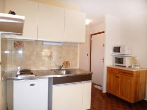 Cucina o angolo cottura di Apartment Mykonos-1 by Interhome