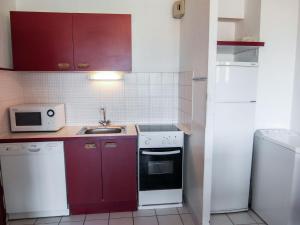 Η κουζίνα ή μικρή κουζίνα στο Apartment Les Golfes Clairs by Interhome