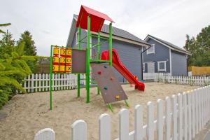 NadoleMarina Nadole的房子前面有滑梯的游乐场