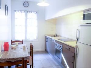 Kitchen o kitchenette sa Holiday Home La Maison des Fleurs by Interhome