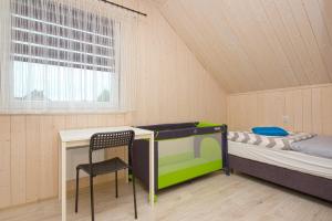 una stanza con un letto, una scrivania e una sedia di Marina Nadole a Nadole