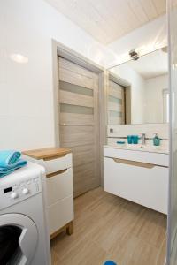 una cucina con lavatrice e lavandino di Marina Nadole a Nadole Altre 14 foto