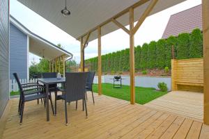 un patio con tavolo e sedie su un ponte di Marina Nadole a Nadole