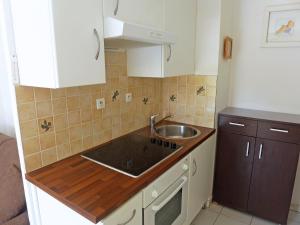 Kuchyň nebo kuchyňský kout v ubytování Apartment La Palmeraie-1 by Interhome