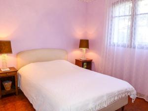 Un pat sau paturi într-o cameră la Apartment Provence Village-1 by Interhome