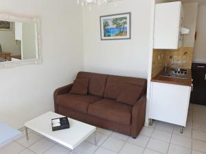 Kuchyň nebo kuchyňský kout v ubytování Apartment La Palmeraie-1 by Interhome