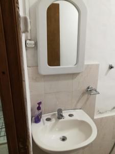 a bathroom with a sink and a mirror at Casa en Alquiler in Piriápolis